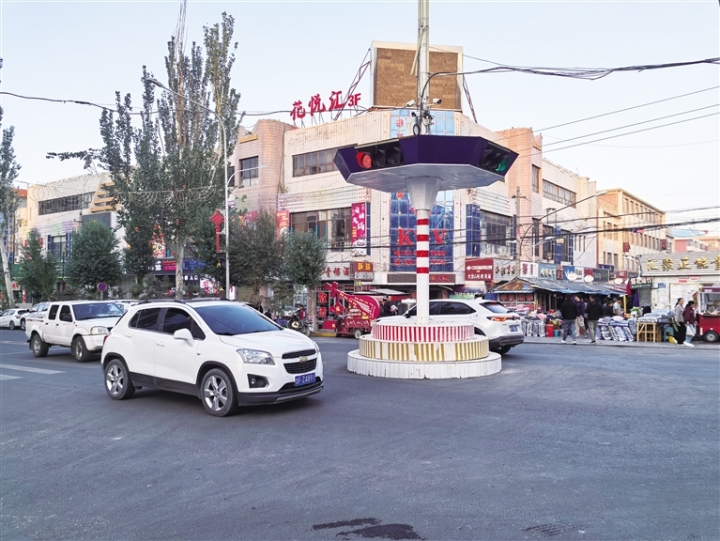 玉门市老市区重新亮起红绿灯。韩 璇 摄