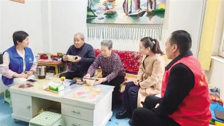 金泉路社区网格员和共驻共建单位志愿者为社区居民送去爱心餐。