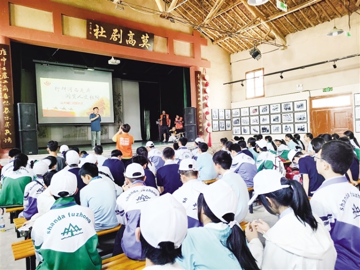 杜永卫在莫高剧社为研学师生授课。