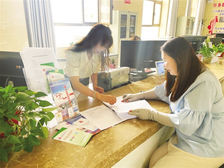 阿克塞县人社局民政事务中心窗口工作人员为群众讲解相关政策。