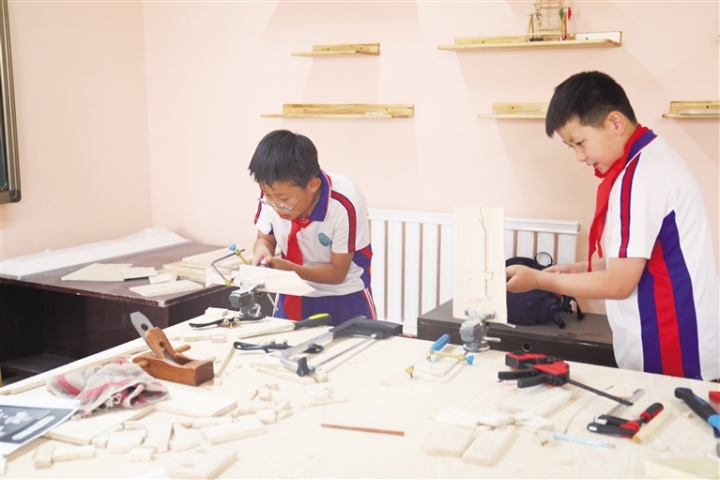 亿游国际怎么注册市西大街小学学生在木工坊开展劳动实践活动。