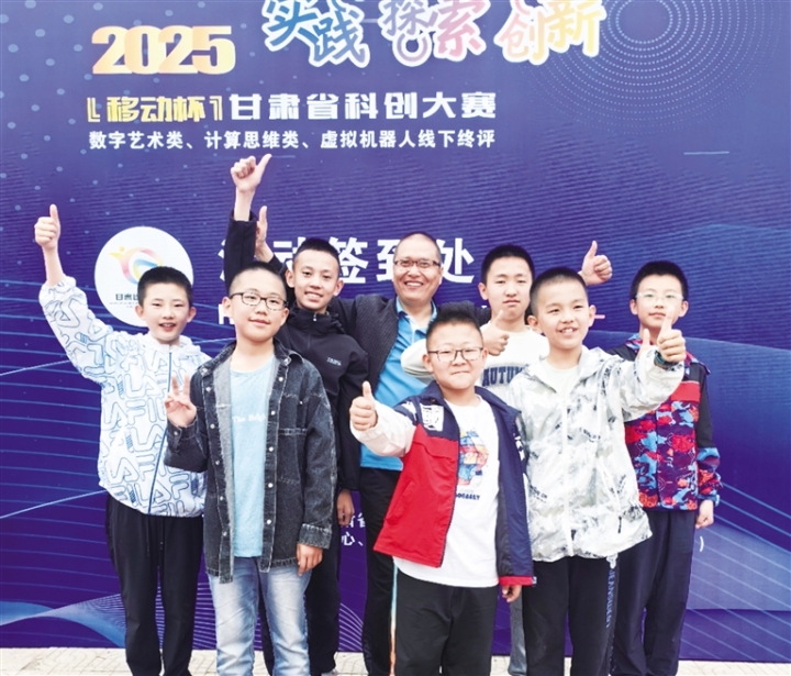亿游国际怎么注册市新苑学校学生参加甘肃省科创大赛计算思维类线下决赛。