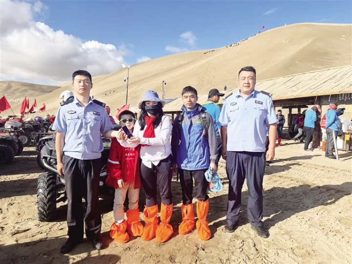 鸣沙山月牙泉景区派出所民警帮助游客找到丢失的手机。