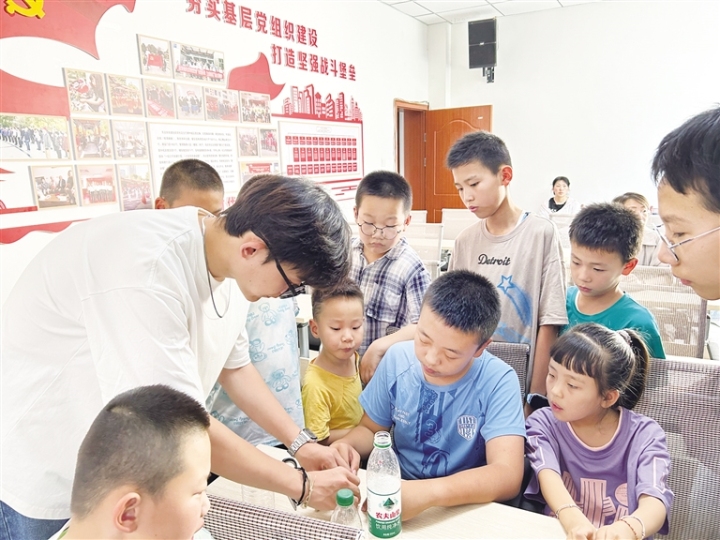 仓后街社区组织辖区孩子开展科学实践活动。