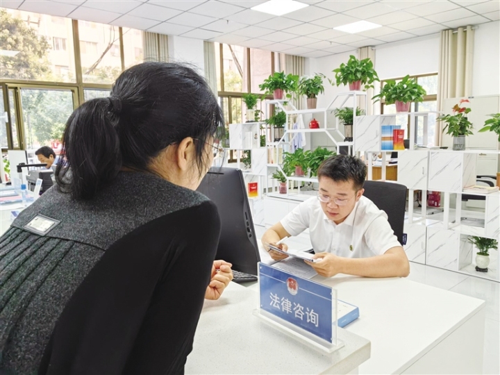 入驻律师为群众提供法律咨询服务。